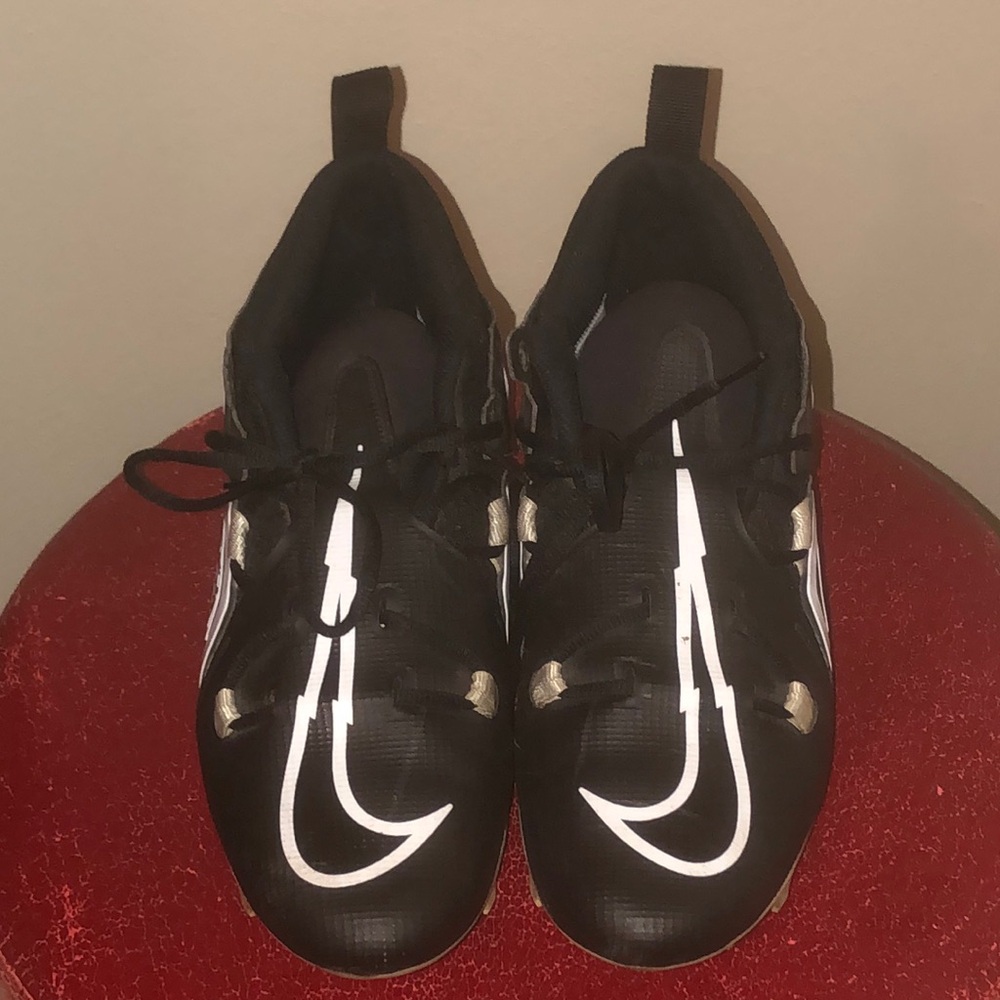 Nike Men's Alpha Menace Pro 3 Mid Football Cleats